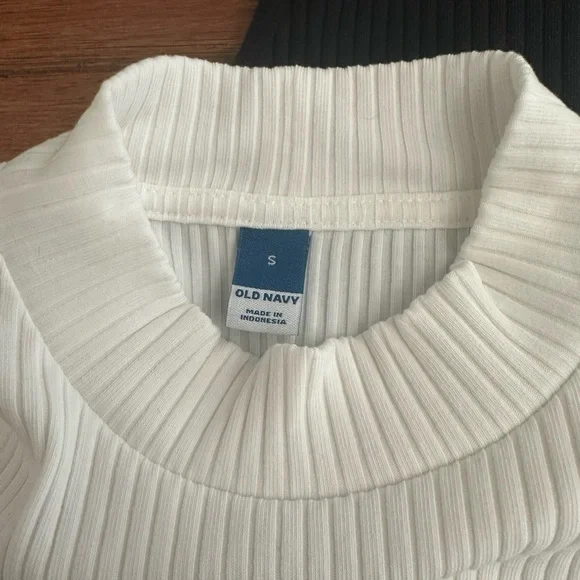 Old Navy Black and White Ribbed Muscle Tee NWOT Set of 3 - Picture 2 of 4